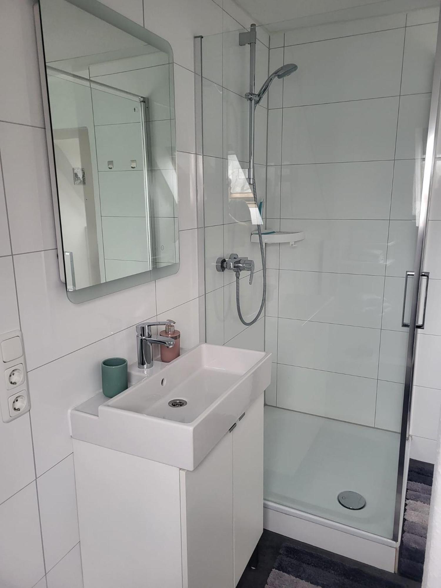 A&V Apartments Gemuetliche Rheinblick Wohnung Apt Daisy Duisburgo Exterior foto